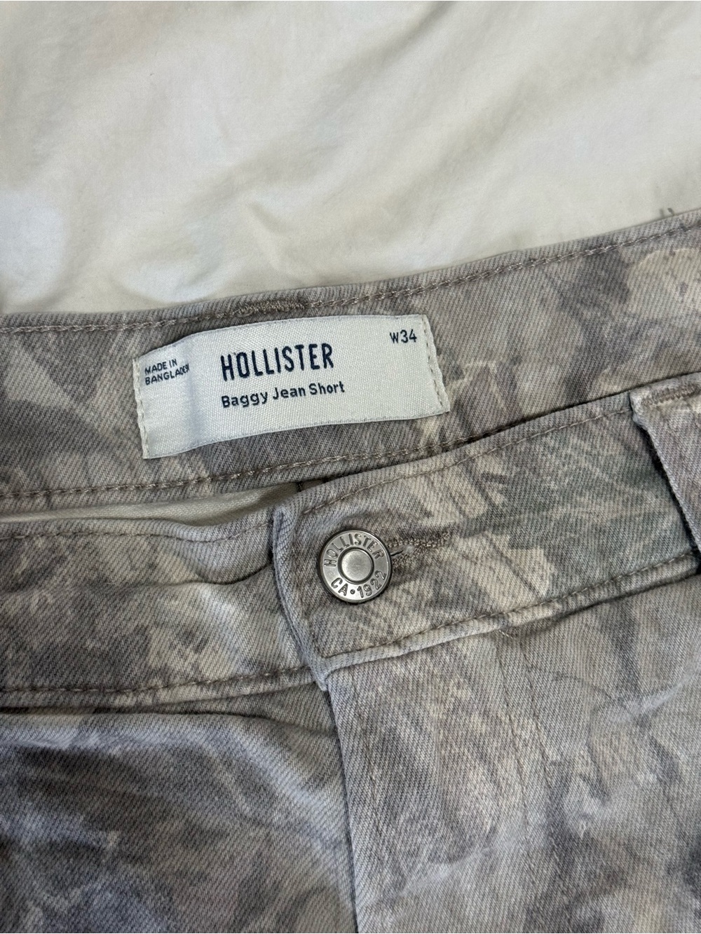 Hollister Men's Relaxed Baggy Jean Short in Light Gray Camo